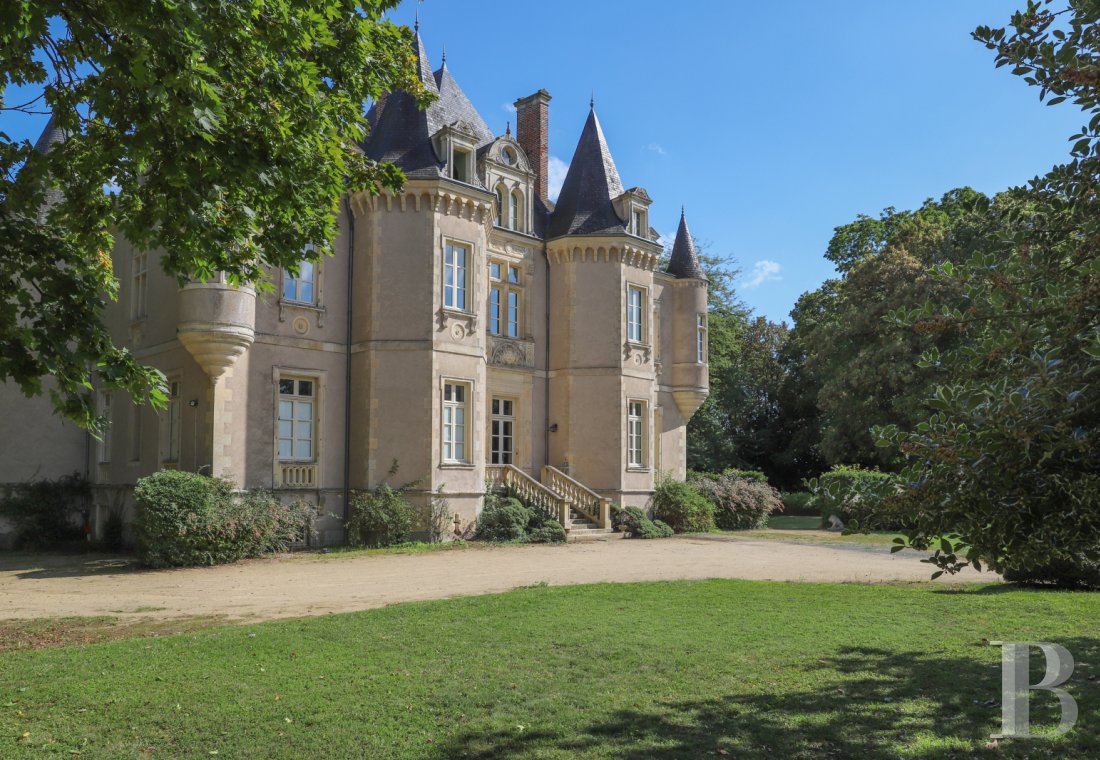 A 19th-century Renaissance-inspired chateau set in 11 hectares of grounds to the east of Le Mans in the Sarthe department - photo  n°5